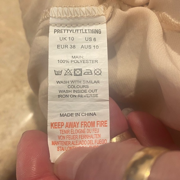 Pretty Little Thing Light Peach Long Sleeve Button Up Crop Top - Picture 6 of 6